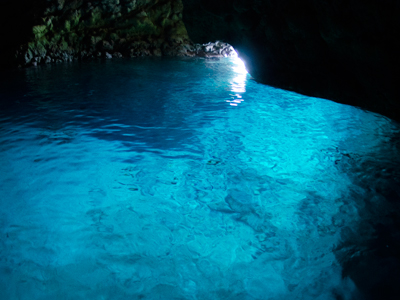 青の洞窟水面の輝き