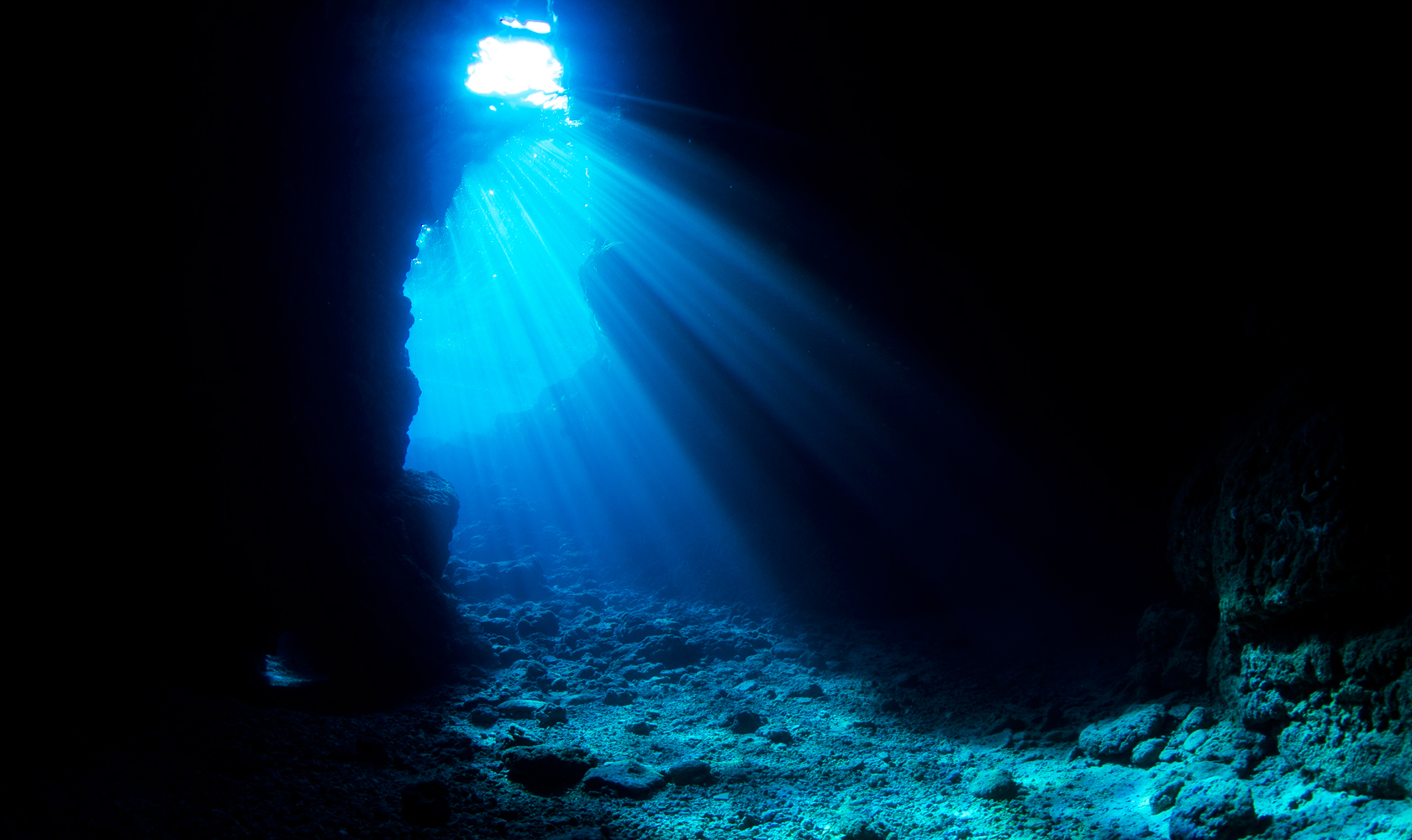 沖縄青の洞窟の秘密に迫る